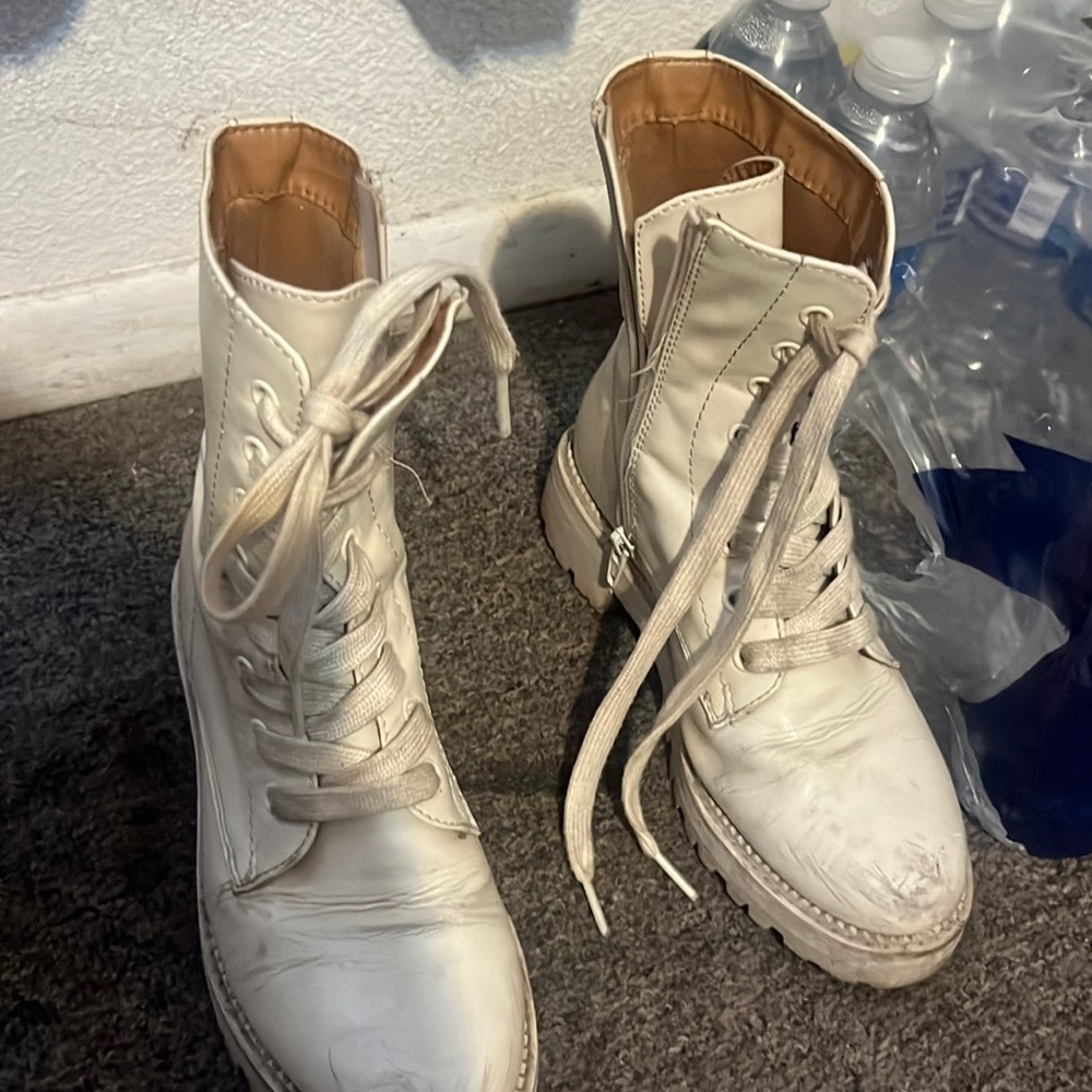 I’m selling a white beige boots